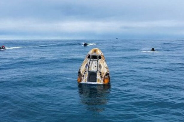 video echipajul de pe iss a revenit pe pamant un astronaut are probleme medicale momentul in care capsula spacex ajunge in oceanul pacific 6968bc222c909