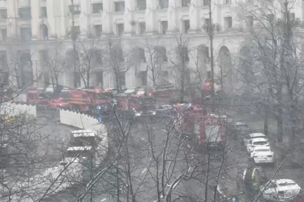 video incendiu la ministerul finantelor pompierii au intervenit cu mai multe autospeciale traficul in zona este blocat 695f9a235b7ee