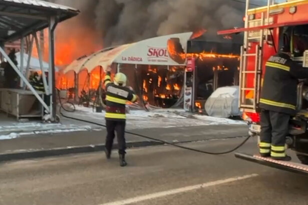 video incendiu puternic in craiova o piata a fost cuprinsa de flacari pompierii intervin cu mai multe autospeciale 696f3adcdaf60