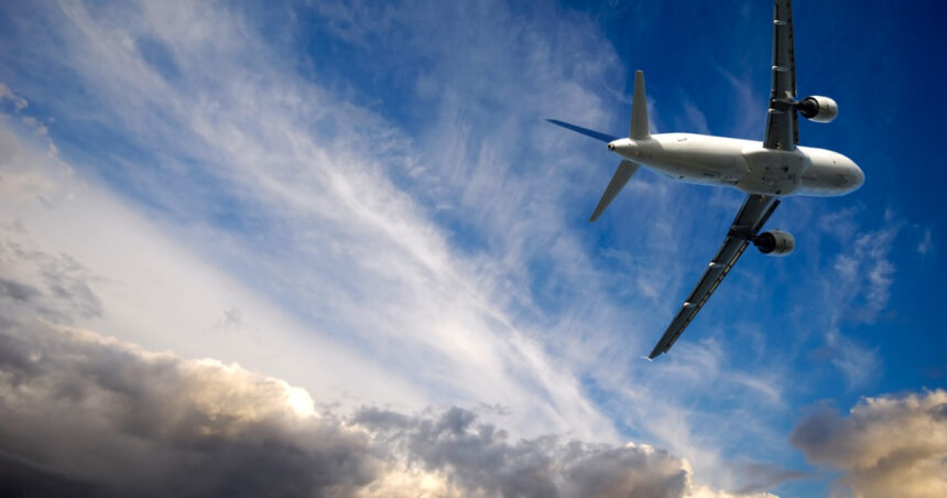 video incidente aviatice pe aeroportul din cluj napoca solutia gasita de piloti dupa ce avionul a lovit la aterizare un stol de pasari 695befa223a07