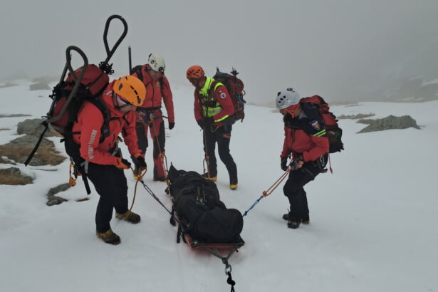 video interventii la foc continuu din partea salvamontistilor apel pentru turistii care vor sa urce pe munte 696364586db9a