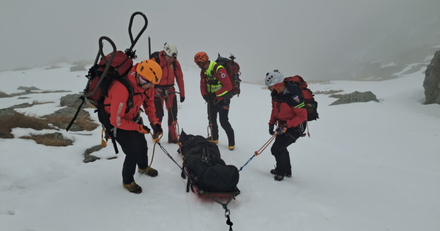 video interventii la foc continuu din partea salvamontistilor apel pentru turistii care vor sa urce pe munte 696364586db9a