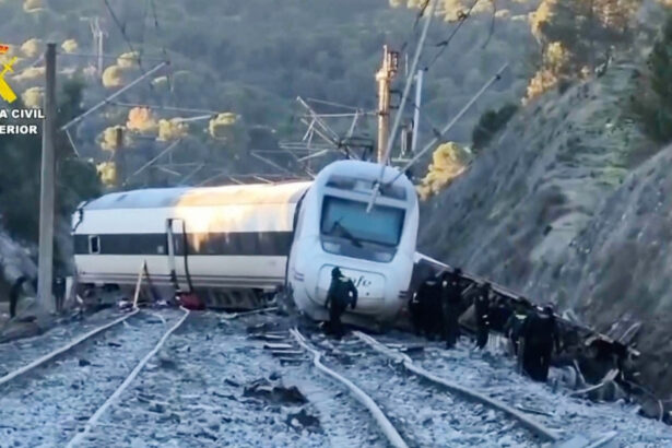 video mae doi romani aflati in unul dintre trenurile implicate in accidentul feroviar din spania au fost raniti usor 696e486958afb