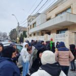 video mai multi parinti si elevi ai liceului din cobadin protesteaza in fata isj constanta sunt contestate modificarile aduse unitatii de invatamant 696a1182ea2d9