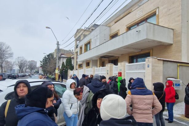 video mai multi parinti si elevi ai liceului din cobadin protesteaza in fata isj constanta sunt contestate modificarile aduse unitatii de invatamant 696a1182ea2d9