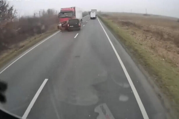 video momentul accidentului de pe dn6 soldat cu sapte morti microbuzul negru intra in plin intr un tir 6978bbcea04ed