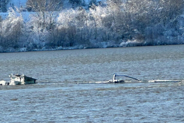 video pericol de poluare pe dunare o barja cu peste 1 100 de tone de ingrasamant chimic s a scufundat la zimnicea 69661c72f2fbe