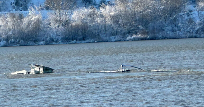 video pericol de poluare pe dunare o barja cu peste 1 100 de tone de ingrasamant chimic s a scufundat la zimnicea 69661c72f2fbe