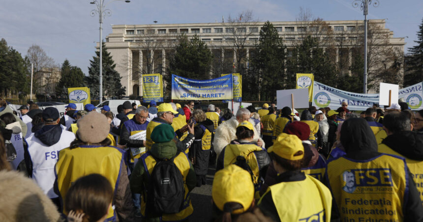 video profesorii ies din nou in strada o greva de avertisment ar putea avea loc chiar in timpul simularilor de examene nationale 697ddeace5560