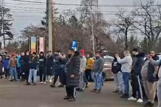 video revolta in comuna in care sta baiatul de 13 ani implicat in uciderea lui mario localnicii cer sa plece sa i se aplice pedeapsa 69764300261e4