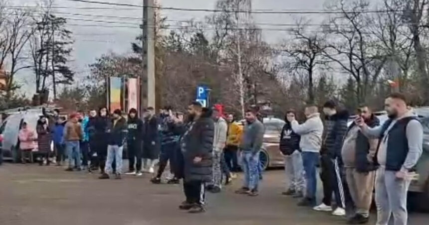 video revolta in comuna in care sta baiatul de 13 ani implicat in uciderea lui mario localnicii cer sa plece sa i se aplice pedeapsa 69764300261e4