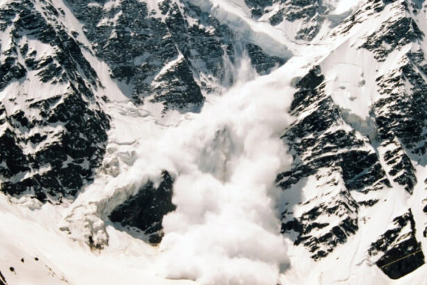 video risc de avalansa pe muntii din romania salvamont unde vedem acumulari mari de zapada trebuie sa fim foarte atenti 696cc20159bc2