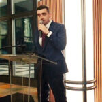 video simion a taiat un tort in forma groenlandei acoperit cu steagul sua la o receptie unde a fost premiat pentru apararea democratiei 6970eb3ecaeae