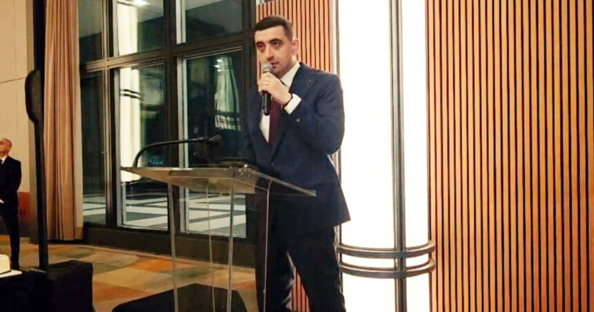 video simion a taiat un tort in forma groenlandei acoperit cu steagul sua la o receptie unde a fost premiat pentru apararea democratiei 6970eb3ecaeae