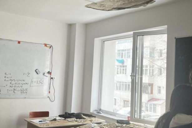 video tavan prabusit peste elevi la un liceu din botosani cladirea fusese renovata in 2024 prin pnrr 69678a10711fb