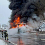 video un autocar cu aproape 50 de oameni a luat foc pe o sosea din mures pompierii au intervenit pentru stingerea flacarilor 69626abd2d3ca