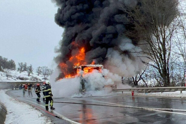 video un autocar cu aproape 50 de oameni a luat foc pe o sosea din mures pompierii au intervenit pentru stingerea flacarilor 69626abd2d3ca