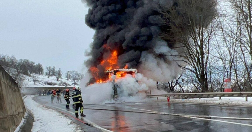 video un autocar cu aproape 50 de oameni a luat foc pe o sosea din mures pompierii au intervenit pentru stingerea flacarilor 69626abd2d3ca