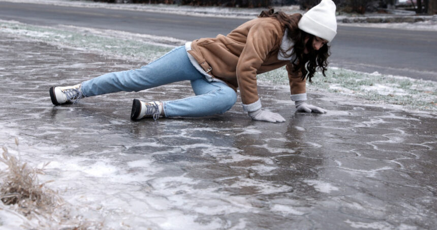 video victimele primelor zile geroase sute de oameni la spital dupa ce au alunecat pe gheata nu mai iese lumea la curatat zapada 6961fdfce3a28