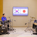 videofoto diplomatie pe ritmuri de k pop liderii japoniei si coreei de sud au cantat impreuna la tobe 6969094ad4d0b