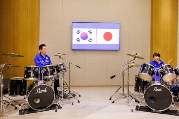 videofoto diplomatie pe ritmuri de k pop liderii japoniei si coreei de sud au cantat impreuna la tobe 6969094ad4d0b