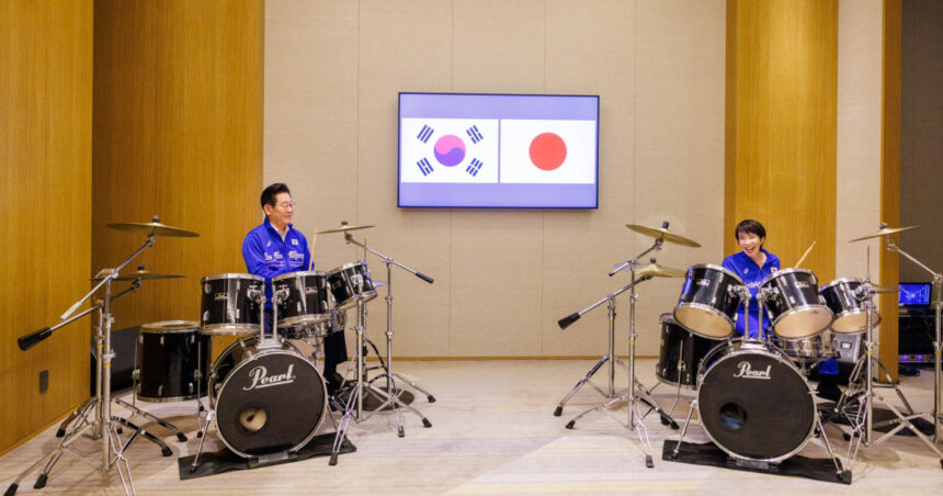 videofoto diplomatie pe ritmuri de k pop liderii japoniei si coreei de sud au cantat impreuna la tobe 6969094ad4d0b