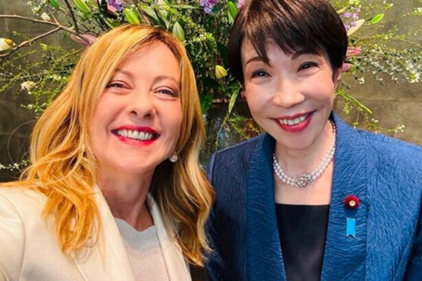 videofoto selfie manga cu giorgia meloni si sefa guvernului din japonia premierul nipon i a cantat la multi ani si i a facut cadouri 696b7b0dbc7e0