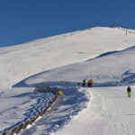 zeci de turisti stau la coada sa ajunga la partiile de schi din bucegi avertismentul administratorilor 697e2183c5335