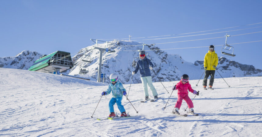 incepe vacanta de schi din februarie 2026 primele judete unde nu se mai fac cursuri cand au zile libere elevii din bucuresti si ilfov 697ef7b99b2c2