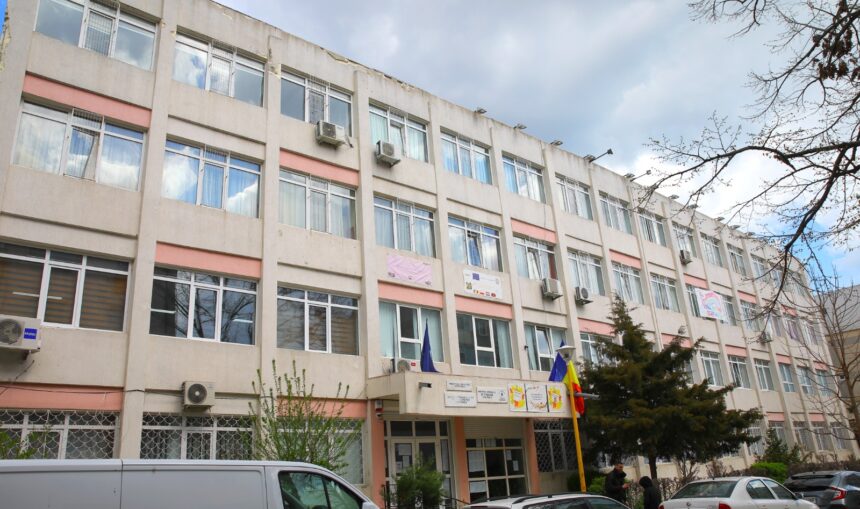 scoala gimnaziala nr 39 din constanta va intra in reabilitare primarul vergil chitac a semnat contractul de executie 6981aef54e2f8