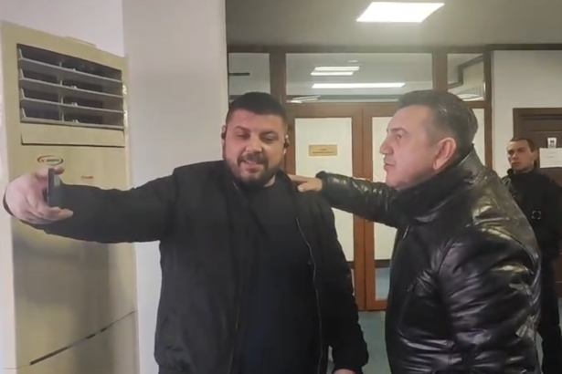 video scandal monstru pe holul consiliului judetean constanta intre consilierul claudiu palaz si marian saioc 69a16f0cc02b4