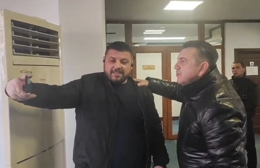 video scandal monstru pe holul consiliului judetean constanta intre consilierul claudiu palaz si marian saioc 69a16f0cc02b4