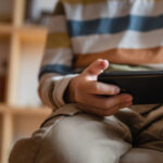 accesul minorilor la retele sociale doua treimi dintre romani sunt de acord cu stabilirea unei varste minime legale sondaj inscop 69c118770be72