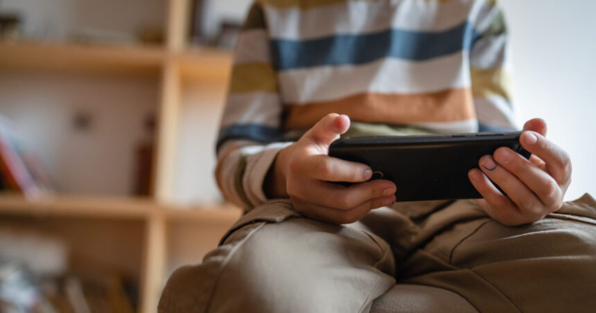 accesul minorilor la retele sociale doua treimi dintre romani sunt de acord cu stabilirea unei varste minime legale sondaj inscop 69c118770be72