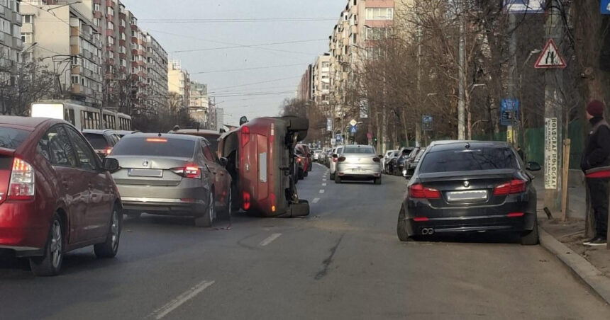 accident cu sase masini in sectorul 2 din capitala un autoturism s a rasturnat o femeie a fost dusa la spital 69ba5d6d53118