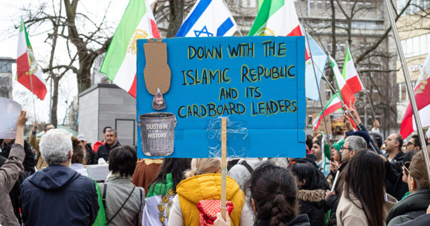 amenintari santaj si intimidare spionii iranieni ii iau la tinta pe oponentii regimului din occident 69b9831297974