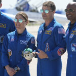 artemis 2 echipajul misiunii a sosit la centrul spatial kennedy pentru a se pregati de lansarea in jurul lunii de peste cateva zile 69c7e7738673a