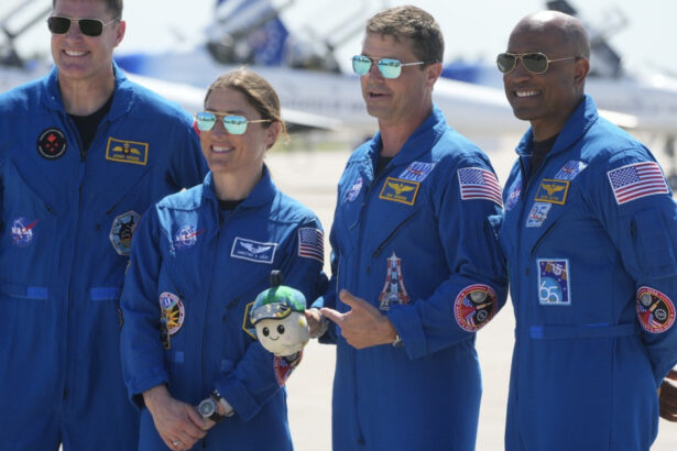 artemis 2 echipajul misiunii a sosit la centrul spatial kennedy pentru a se pregati de lansarea in jurul lunii de peste cateva zile 69c7e7738673a