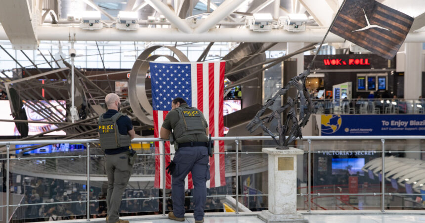 criza in transportul aerian din sua agenti ice trimisi pe 14 aeroporturi pe fondul blocajului bugetar 69c1b5e3bffb8
