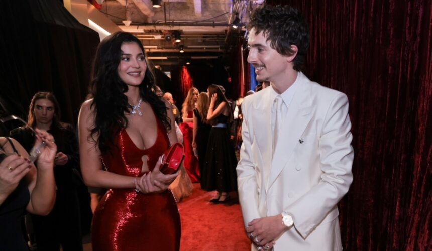 cum a aparut kylie jenner la premiile oscar 2026 l a sustinut pe iubitul ei actorul timothee chalamet 69bbae53b3f3c