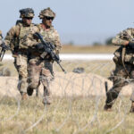 cum ar putea trump sa redeschida fortat stramtoarea ormuz printr o interventie militara si cat de mari sunt riscurile pentru sua 69ca6b1d1c2d0