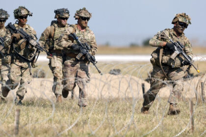 cum ar putea trump sa redeschida fortat stramtoarea ormuz printr o interventie militara si cat de mari sunt riscurile pentru sua 69ca6b1d1c2d0