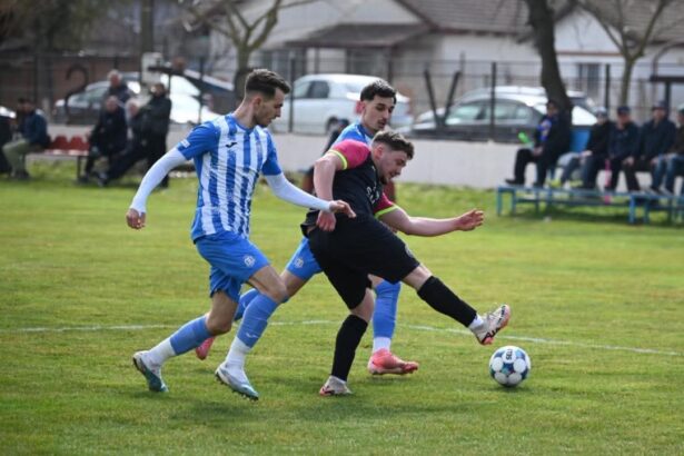 derby uri cu infrangeri pentru liderele din doua serii in etapa de duminica din liga a v a 69b80b473170f