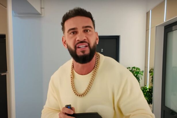 dorian popa si a creat propria tinuta pentru munca in folosul comunitatii acesta a fost condamnat la 8 luni de inchisoare cu suspendare am fost prost acum platesc 69ba7ff86503d