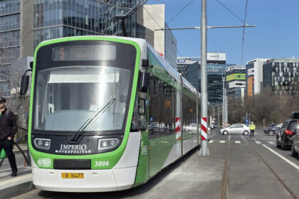 femeie lovita de tramvai in bucuresti dupa ce ar fi traversat pe rosu circulatia liniei 5 blocata 69c0025222985