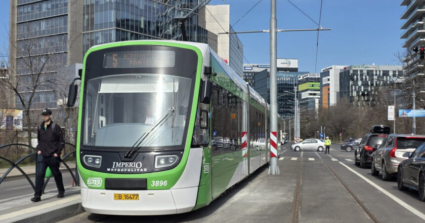 femeie lovita de tramvai in bucuresti dupa ce ar fi traversat pe rosu circulatia liniei 5 blocata 69c0025222985