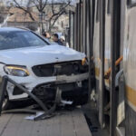 foto accident in bucuresti o masina a intrat in refugiul de tramvai doi pietoni au fost raniti si transportati la spital 69bbffdf187a5
