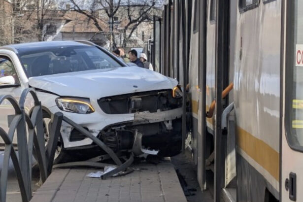 foto accident in bucuresti o masina a intrat in refugiul de tramvai doi pietoni au fost raniti si transportati la spital 69bbffdf187a5