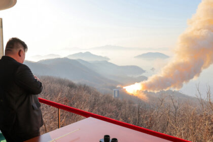 foto coreea de nord testeaza un motor pentru rachete capabile sa atinga sua kim jong un o faza importanta a schimbarii 69c916127b234