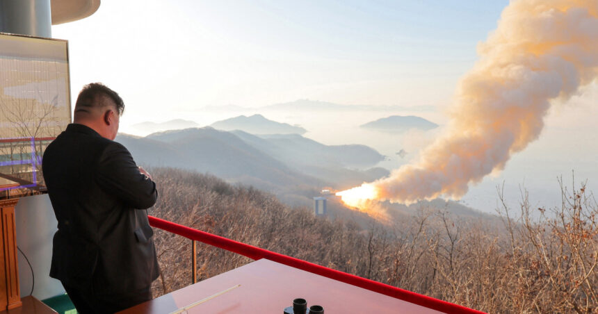 foto coreea de nord testeaza un motor pentru rachete capabile sa atinga sua kim jong un o faza importanta a schimbarii 69c916127b234